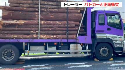 運転手のいないトレーラーが動き出しパトカーと正面衝突か 国道で木材