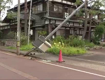 道路脇の柱にバス衝突「柱は根元から折れ、ガラスが飛び散って…」松本山雅・ジュニア世代選手など19人乗ったバスが新潟県内で事故…助手席の30代コーチが手や足に軽いけが…練習試合に向かう途中　|　SBC NEWS | 長野のニュース | SBC信越放送