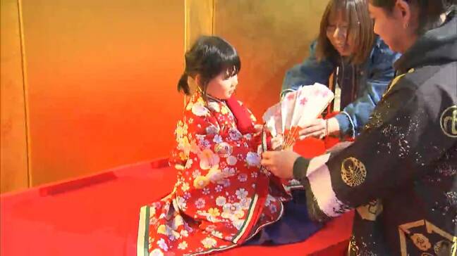 岡山城の天守閣前広場で“烏城ひなまつり” 子どもたちがおひな様になり切って写真に「おひな様の気分」|TBS NEWS DIG