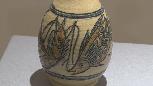 金城次郎ならではの魚や海老をモチーフにした作品ずらり　人間国宝指定から40年を記念して読谷村で作品展|TBS NEWS DIG