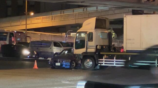 広島・祇園新道で乗用車と大型トラックの右直事故 乗用車運転の女性が軽傷 市内中心部では渋滞が発生|TBS NEWS DIG