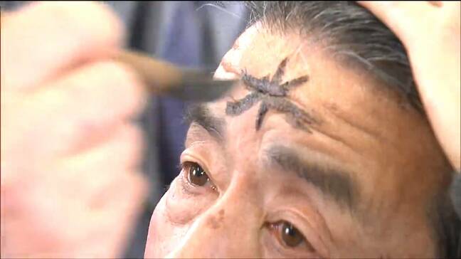 額に「水」の文字を書いて火伏せ願う「小泉の水祝儀」　厄年の男性胴上げして厄払いも　宮城・加美町|TBS NEWS DIG