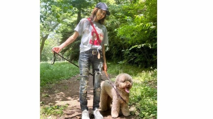 【 工藤静香 】　愛犬との散歩ショットを公開　「ルンたんと　赤ちゃんヘビさん　美しい紅葉」　散歩中に出会った自然を満喫|TBS NEWS DIG