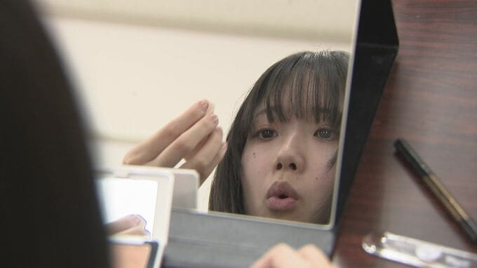 女子高校生たちが“オフィスメイク”を学ぶ　程よい角度の眉山で頼り甲斐のある印象　富山　|　富山のニュース｜天気・防災｜チューリップテレビ