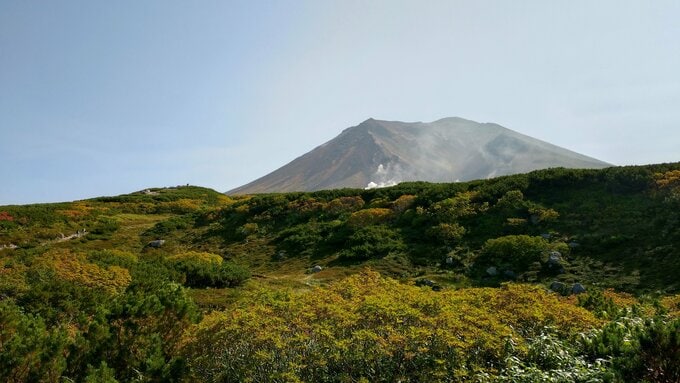 色づき始めた旭岳の秋の風景