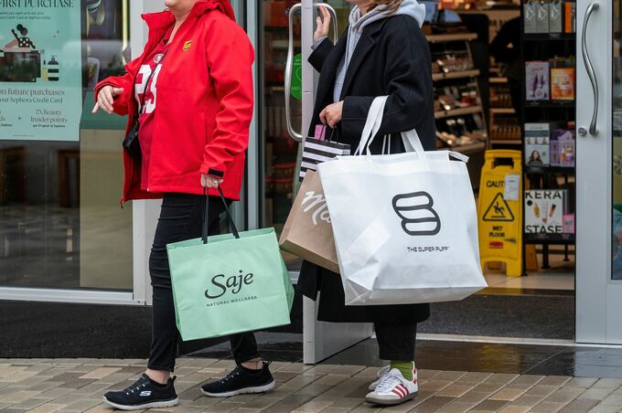 米ホリデー商戦、消費者はギフト出費減らす意向－小売業者に打撃