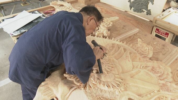 井波彫刻の技 “首里城の顔”　唐破風を彫る　|　沖縄のニュース｜RBC 琉球放送