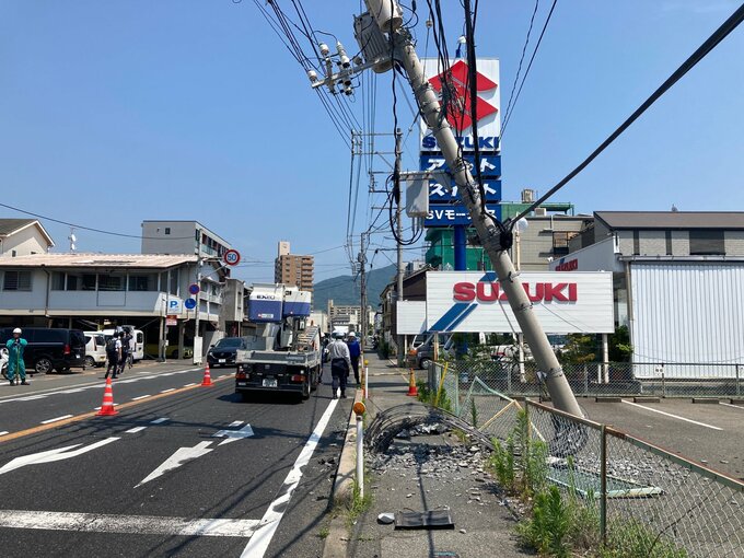 トラックと車が衝突する事故　衝撃で電柱が倒れかけ 規制　広島|TBS NEWS DIG