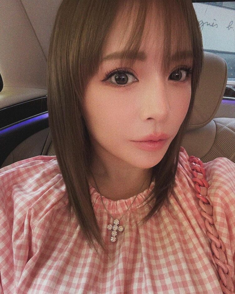 浜崎あゆみさん髪色チェンジ 自撮りショット公開「気分転換したくて