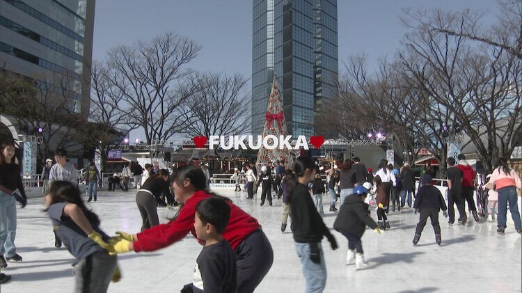 みんなでビチョビチョになった」「楽しかった」福岡市の屋外スケート場