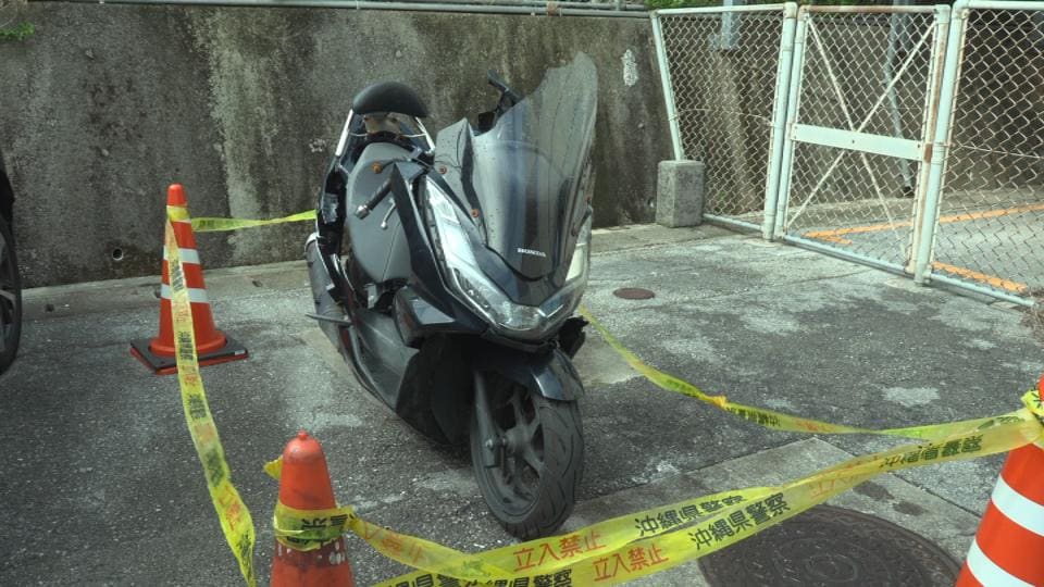 左折の前に右側車線に膨らんだトラックとバイクが衝突　バイク運転手が背骨を折るなど重傷で意識不明