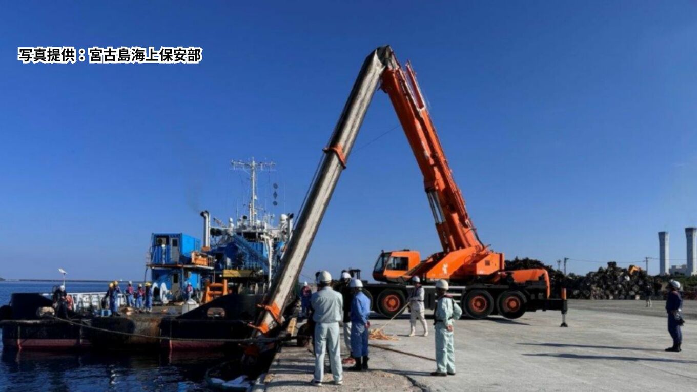 クレーン車のブームが真ん中から“ボキリ” 海中から15トンのブロックを持ち上げ けが人なし | TBS NEWS DIG