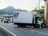中型トラックが中央分離帯を乗り越え軽乗用車2台と衝突事故 福岡県久山町の県道は一時通行止め | 福岡のニュース|RKB NEWS|RKB毎日放送