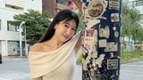 【 穂川果音 】 「実はちゃんと高円寺に来たのは初めてかも」 白いオフショルダーワンピース姿で街の自由な雰囲気を満喫|TBS NEWS DIG