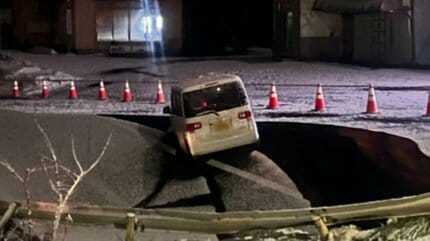 青森県東北町で陥没した道路の穴に車が落下 50代男性がけがをして搬送 青森県東北町で陥没した道路の穴に車が落下 50代男性がけがをして搬送
