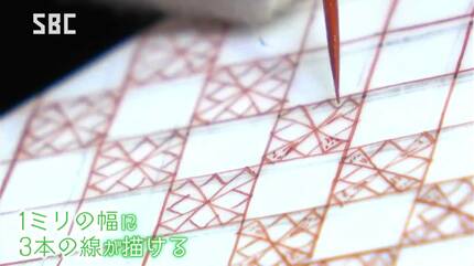 1ミリの幅に3本 超微細な線と文様で描く九谷焼 赤絵細描と呼ばれる技法