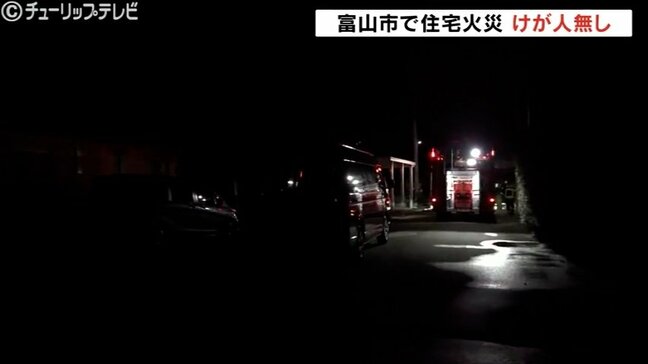 「瓦の隙間から炎が見える」住宅火災 で消防車12台出動 住人は逃げ出し無事 富山市|TBS NEWS DIG