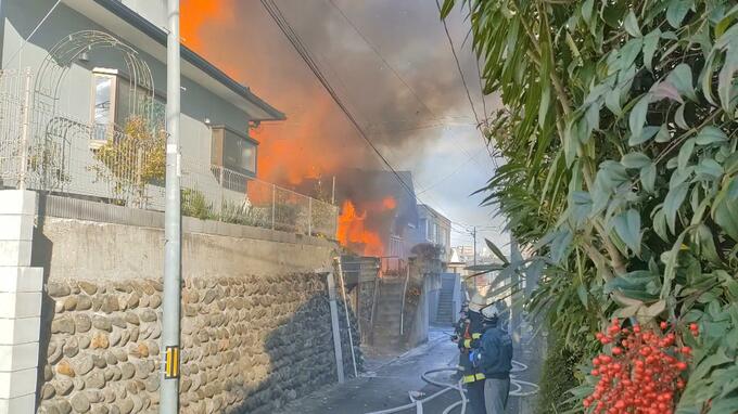 【続報】住人の女性２人がけがをして病院に運ばれる　２階建て住宅１棟全焼　現場は住宅地で一時騒然　仙台|TBS NEWS DIG
