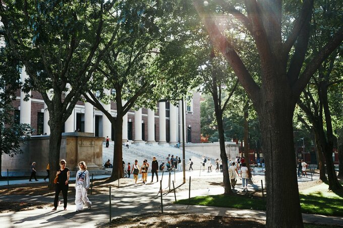 トランプ政権、学生ビザ申請者の面接予約を停止－大学との対立激化へ