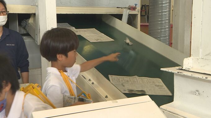児童がふるさとの産業学ぶ「リサイクルで新しいものになるのはすごい」住宅の断熱材の製造など見学　山口・下関|TBS NEWS DIG