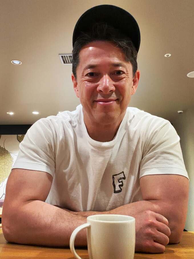 【 西川忠志 】　Ｔシャツ姿のオフショットに反響　「腕の太さ、かっこよすぎです！！」「思わず３度見しました」|TBS NEWS DIG