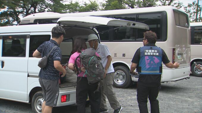 あす10日（月）は朝5時から「下山」対応を開始　土石流で県道の橋が崩落　宿泊客や登山客が一時孤立状態に　県が「仮設の橋」を設置　9日は44人が下る　北アルプス燕岳の登山口・中房温泉に通じる県道　長野・安曇野市　|　SBC NEWS | 長野のニュース | SBC信越放送