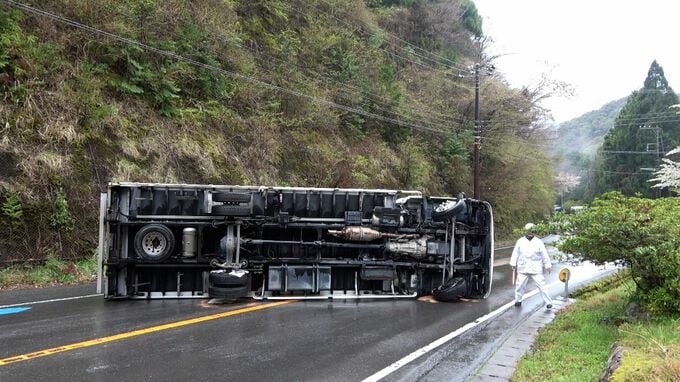 「荷物崩れ重心が…」ジュース2トン運んでいたトラック横転　国道414号の上下線ふさぎ約4時間通行止め=静岡・河津町　|　静岡のニュース | SBSNEWS | 静岡放送