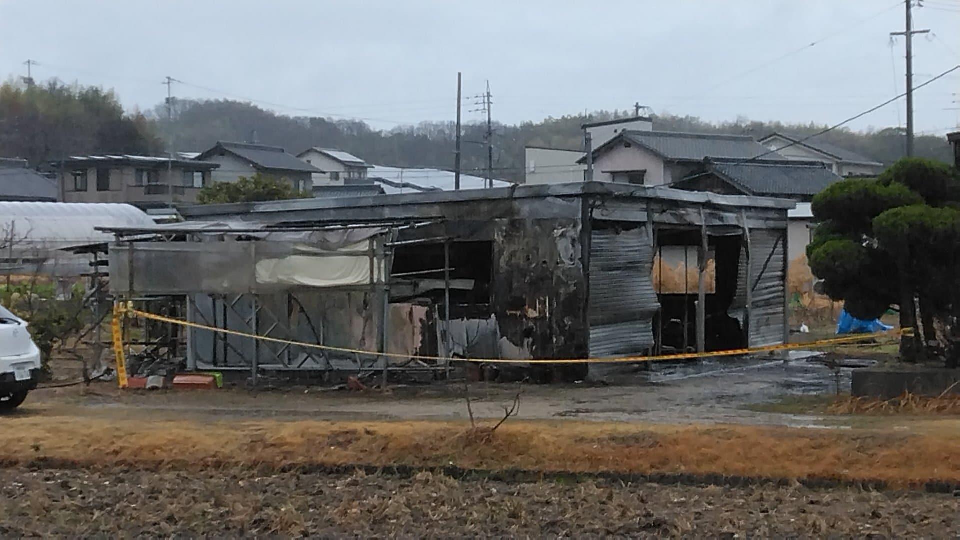 浅口市金光町で倉庫を全焼する火事 70歳の男性と39歳の女性が消火活動