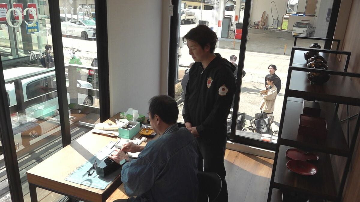 ガラス張りトレーラーハウスで制作「沈金の美しさ、繊細さを分かって