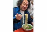 【 葉加瀬太郎 】 豚骨ラーメンを堪能 「福岡に来たら必ず立ち寄る元祖長浜屋」「ベタナマ最高!」|TBS NEWS DIG