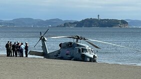 アメリカ海軍厚木基地所属のヘリコプターが不時着 神奈川・茅ヶ崎市の海岸 機体に何らかのトラブルか 「MH-60Rシーホーク」|TBS NEWS DIG