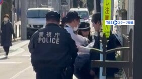 確保の瞬間映像　執行官ら2人住人の男（40）に刃物で刺され1人死亡1人重傷　家賃滞納で立ち退き 強制執行中　男を殺人未遂の疑いで現行犯逮捕|TBS NEWS DIG