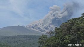 新燃岳で「火砕流」か　大量の火山灰とガスが火口から流れ下る　専門家「今後、警戒範囲超える可能性も」|TBS NEWS DIG