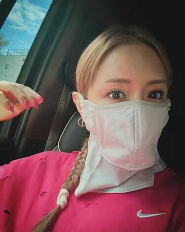 浜崎あゆみさん 「ピンク魂が触発」 爪も鞄も足先も 全身ピンクの自