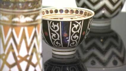 ペルシャの技法「ラスター彩」使った陶器展 繊細な色付けと玉虫色の