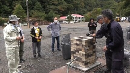 鉄鉱石「餅鉄」を原料に参加者が鉄づくり 1200度まで上昇した高炉から