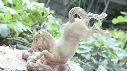 白備前」木村玉舟さん 来年の干支「丙午」軽やかに駆ける馬の躍動感を