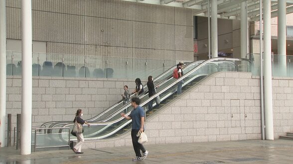 “靴触るフリ”してスマホ向ける…富山駅前エスカレーターで10代女性を盗撮未遂　黒部市の40歳公務員を現行犯逮捕　|　富山のニュース｜天気・防災｜チューリップテレビ