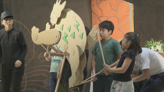 児童が恐竜に扮して共演　異世界で冒険を繰り広げるプロの人形劇を鑑賞　笛吹市・一宮北小|TBS NEWS DIG