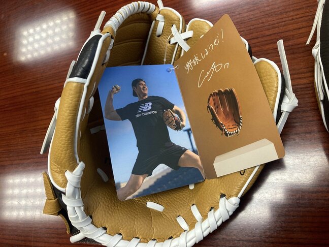 大谷翔平選手のグローブ　冬休みの小学校に届き、先生たちはグッと我慢…３学期にお披露目　富山|TBS NEWS DIG