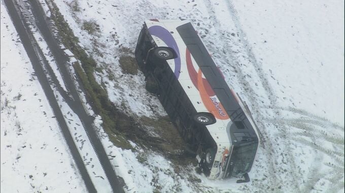 雪道で貸切バスが横転する事故　運行した広島のバス会社に法令違反が判明　運輸局が文書警告|TBS NEWS DIG