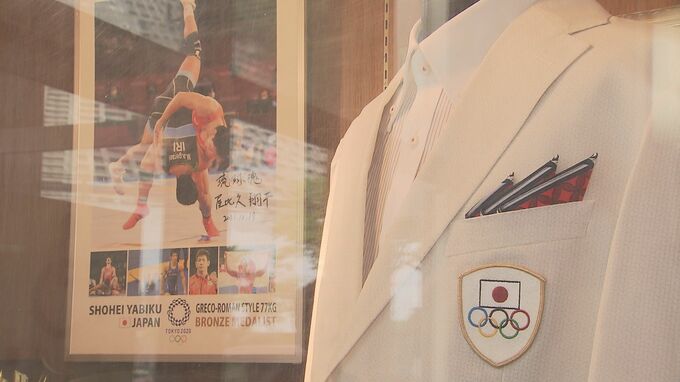 東京五輪ブレザーを母校へ寄贈　レスリングメダリストの屋比久翔平さん　|　沖縄のニュース｜RBC 琉球放送