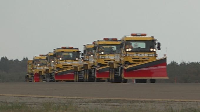 12台の除雪車が2000メートルの滑走路で隊列組み作業手順を確認 冬に備え能登空港で除雪演習　|　石川県のニュース｜MRO北陸放送