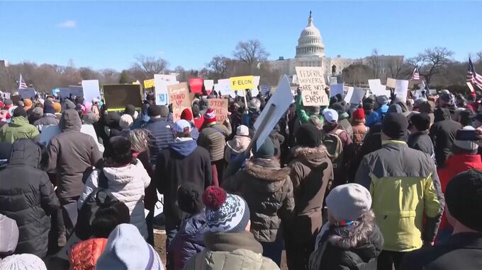 “大統領の日”にアメリカ各地で反トランプ 反イーロン・マスクデモ「政府効率化省を倒せ」