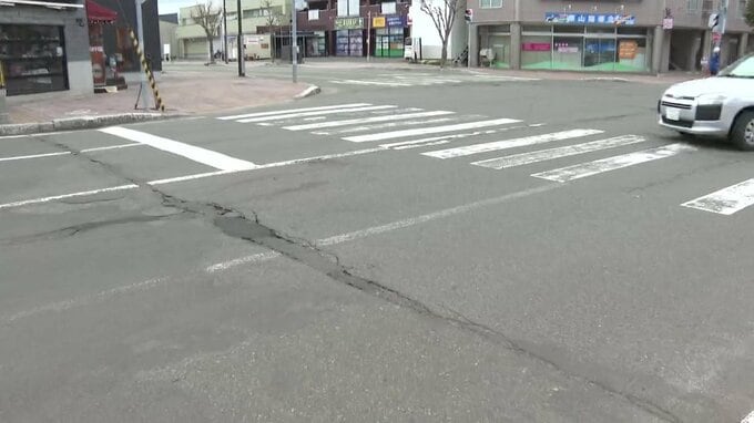 交差点の横断歩道を渡っていた80代女性が右折トラックにはねられる　ドクターヘリで病院搬送　搬送時は意識あり　警察は70代運転手から事情聴く　北海道栗山町|TBS NEWS DIG