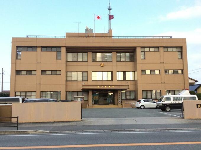 ２人乗りの原付バイク　パトカー見て逃走→民家の壁に衝突し逃走　警察が道交法違反容疑で行方追う　|　福岡のニュース｜RKB NEWS｜RKB毎日放送