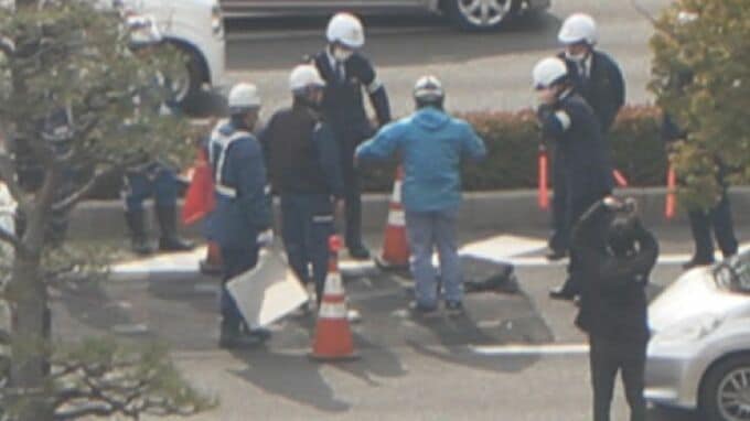 広島市で道路の陥没 約1.5m×50cm 深さは5～10cm　 地下ケーブル工事の影響か　一部交通規制して復旧作業　けが人なし|TBS NEWS DIG