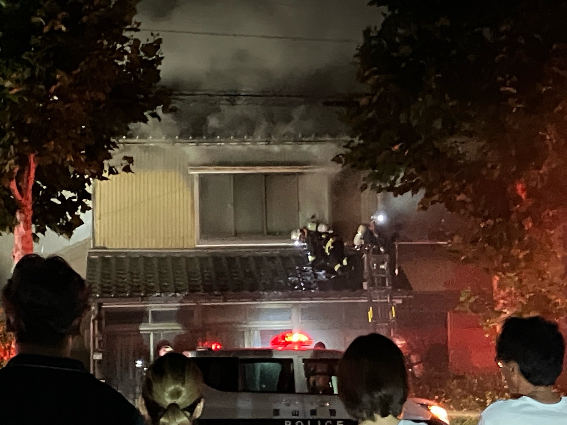 クーラー付近から出火した…」 富山市の住宅街で1棟全焼か 77歳男性と妻