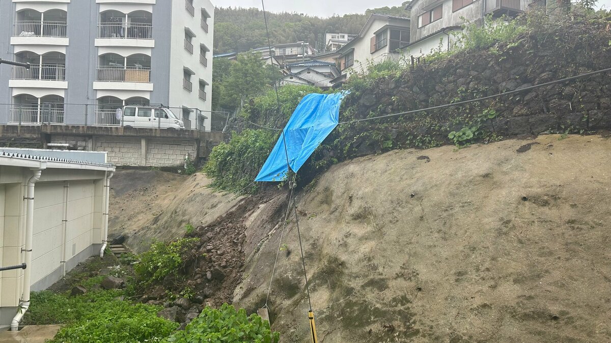 長崎市で建物裏ののり面が崩れる 幅5メートル高さ6メートルにわたり