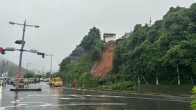 【速報】国道沿いの斜面が高さ20mにわたって崩れる 長崎市田中町の切通交差点付近|TBS NEWS DIG